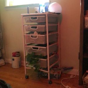 I am selling this pink roller cart with 5 drawers.